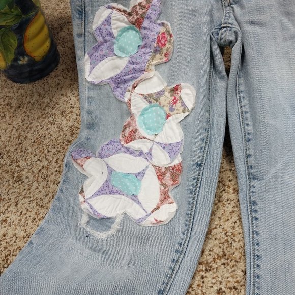 2961 Size 6 American Eagle Appliqued With Quilted Flowers Flare Leg Jeans - Picture 3 of 5